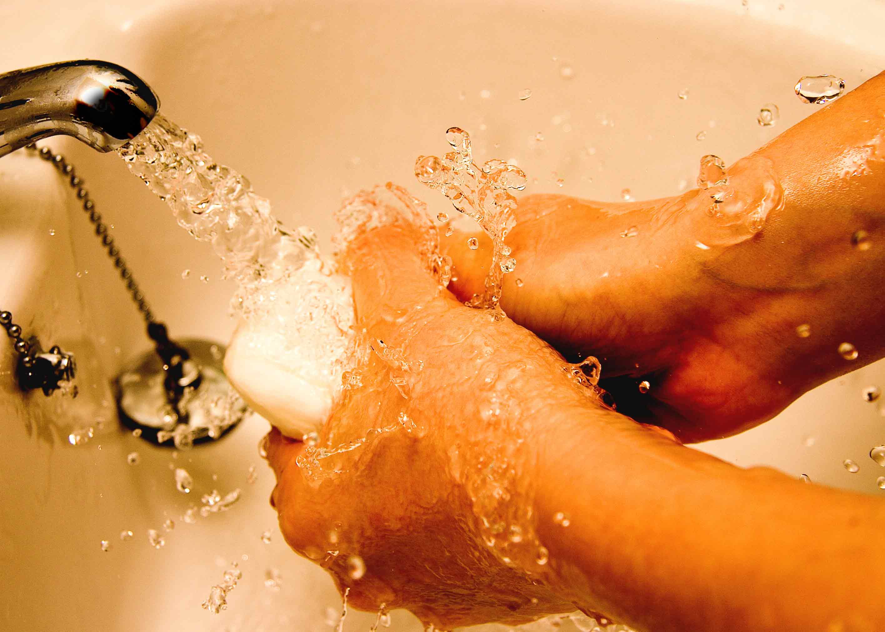 Горячей водой и поэтому. Мытье рук горячей водой. Мыться водой. Мыться мылом. Вода мыло и рука.