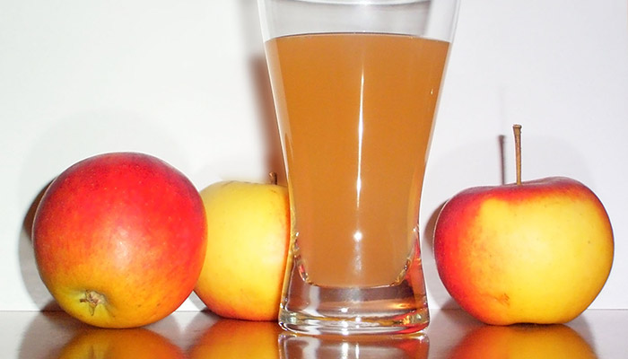 Apple_juice_with_3apples