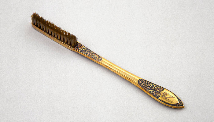 Napoleon’s_toothbrush,_c_1795
