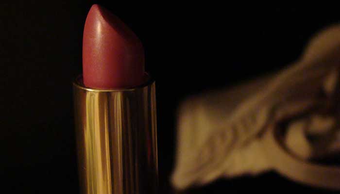 Red_lipstick_gold_case