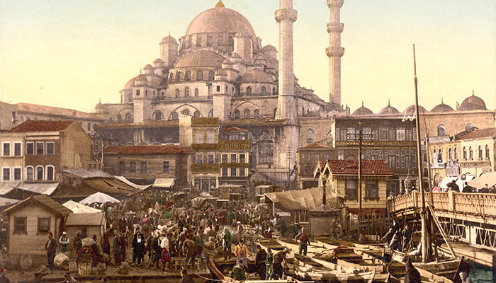 Flickr_-_…trialsanderrors_-_Yeni_Cami_and_Eminönü_bazaar,_Constantinople,_Turkey,_ca
