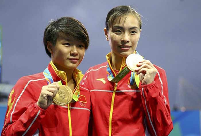 chinese-diving-athletes-wu-minxia-and-shi-tingmao-show-gold-medals-at-the-awarding-ceremony-of-womens-sync-3m-springboard-in-rio-on-sunday