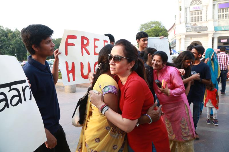 free-hugs-to-acid-attack-victims-2