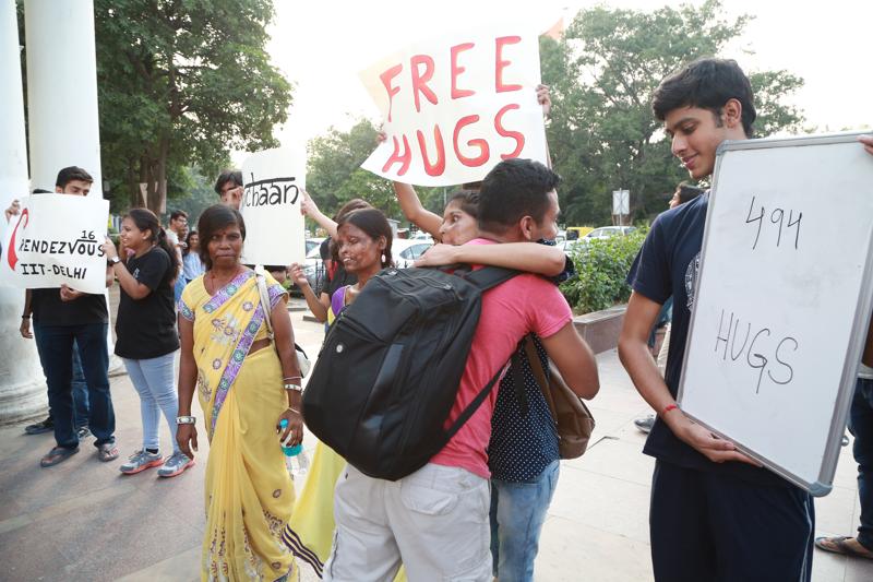 free-hugs-to-acid-attack-victims-3