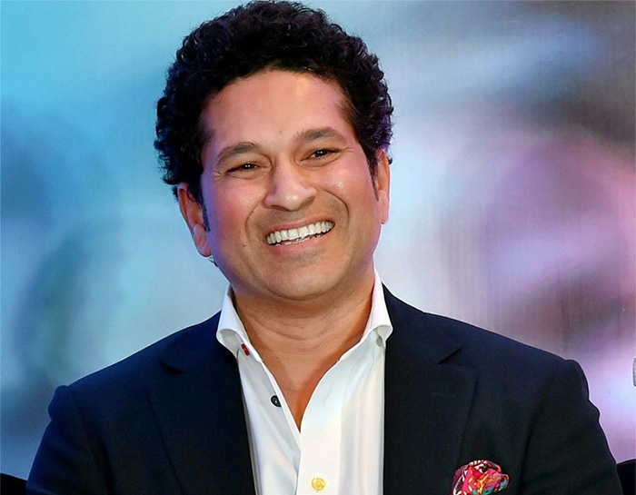 Sachin Stops Fans To Tell'em About Road Safety. Mumbai Police Calls It ...