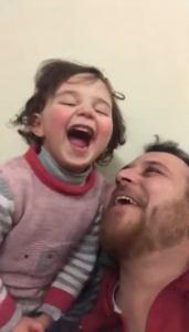 Un tată din Siria și-a învățat fiica să râdă mereu când se aude o bombă ca să nu se sperie